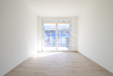 Grand salon-cuisine avec balcon !