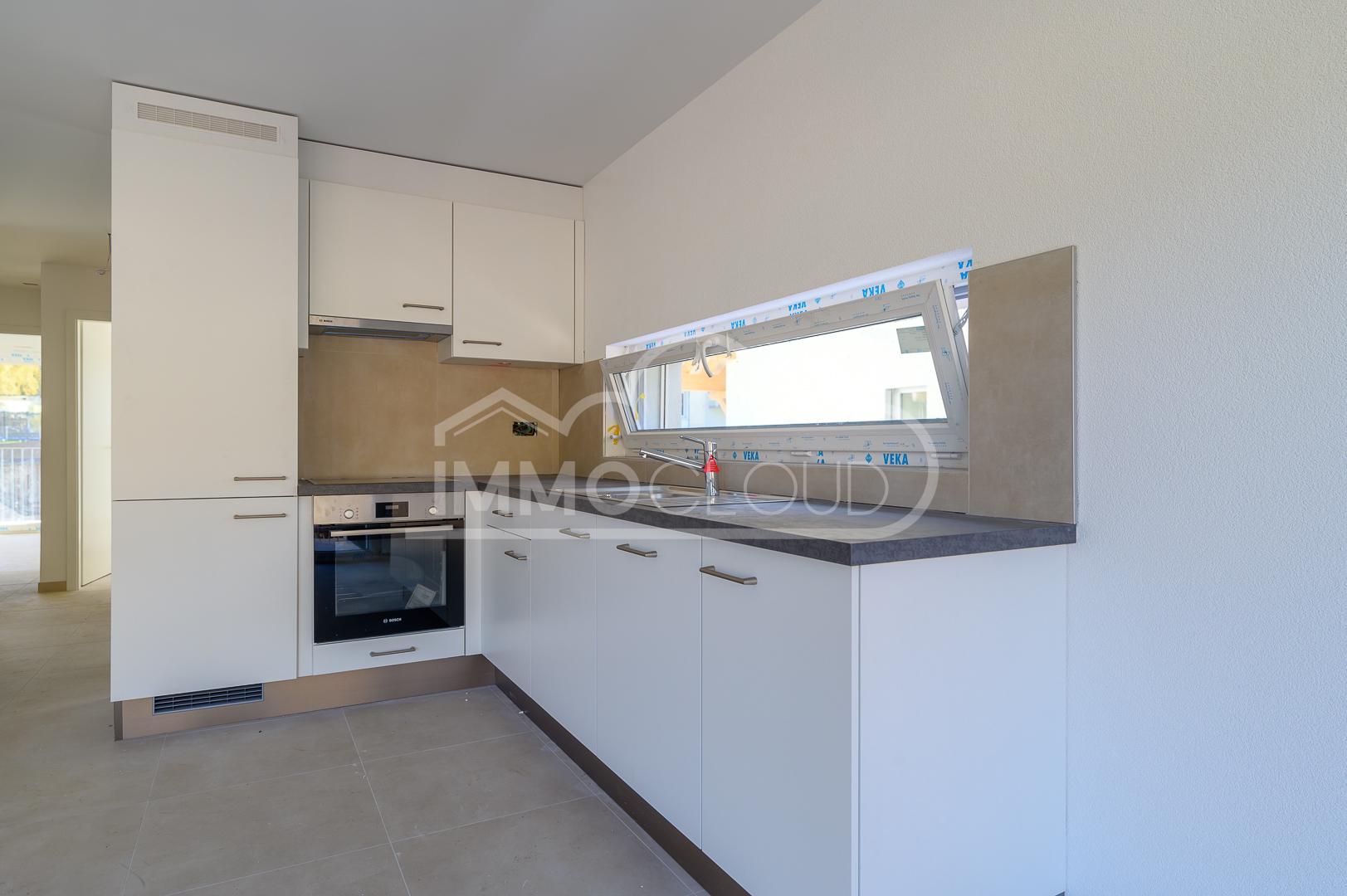 Grand salon-cuisine avec balcon !