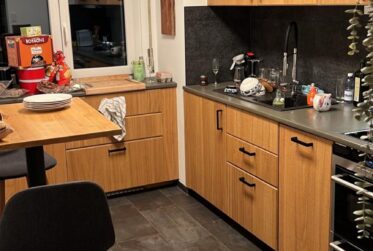 Location à la saison estivale : avril à décembre pour 1'500.-/mois tout compris