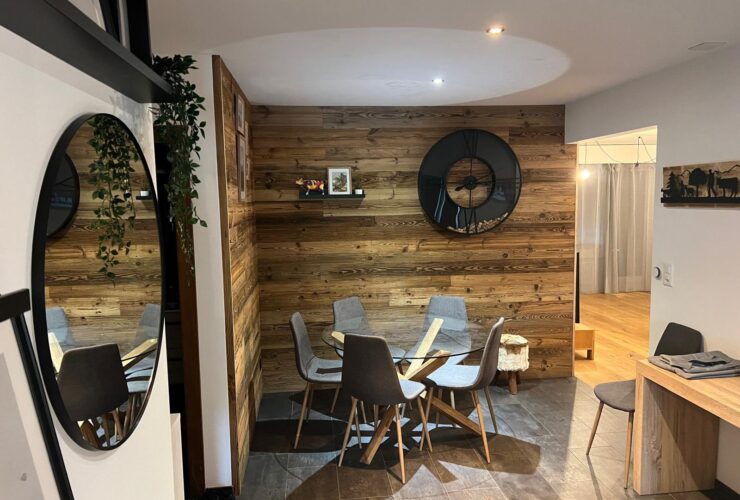 Location à la saison estivale : avril à décembre pour 1'500.-/mois tout compris