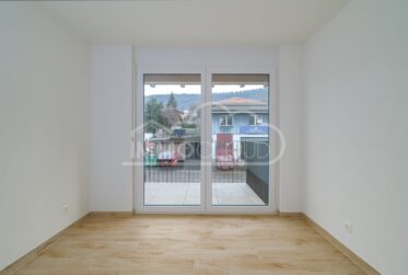 Grand salon-cuisine avec balcon !