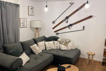 Location à la saison estivale : avril à décembre pour 1'500.-/mois tout compris