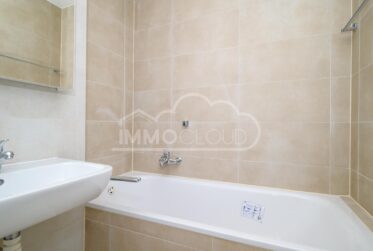 Grand salon-cuisine avec balcon !