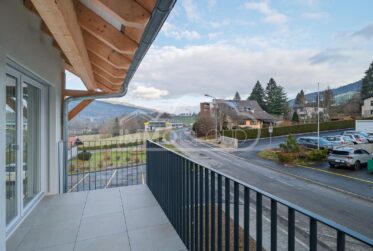 Grand salon-cuisine avec balcon !