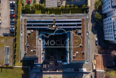 A quelques pas du lac et proche du centre !