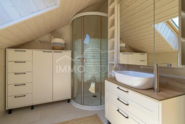 Immeuble de rendement rénové avec réserve de développement