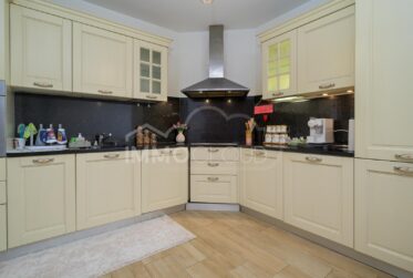 Immeuble de rendement rénové avec réserve de développement